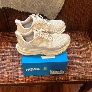Hoka Cream Athletic Shoes
NO OFFERS